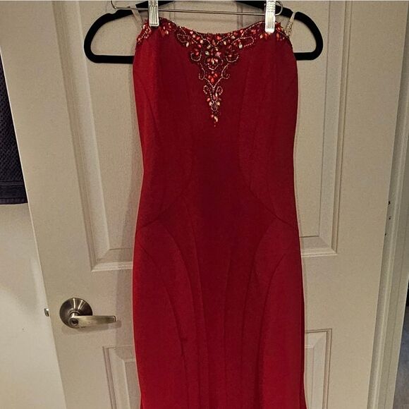 CLOSING CLOSET - SEND OFFERS!Elegant Red Strapless Evening Gown - Picture 4 of 4